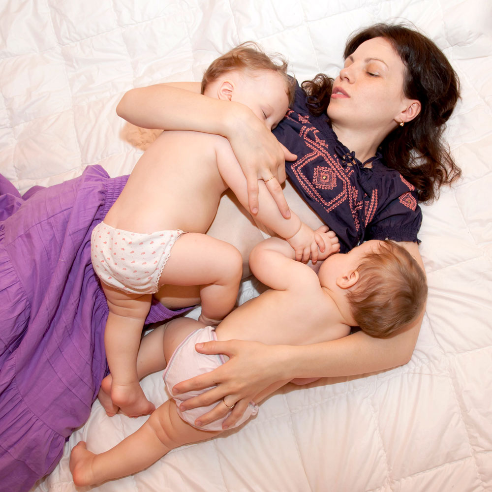 http://breastfeeding.support/wp-content/uploads/2016/09/breastfeeding-twins-lying-down-w.jpg