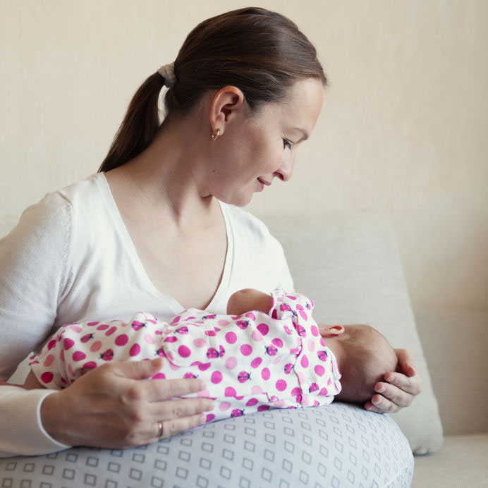 Using a outlet feeding pillow