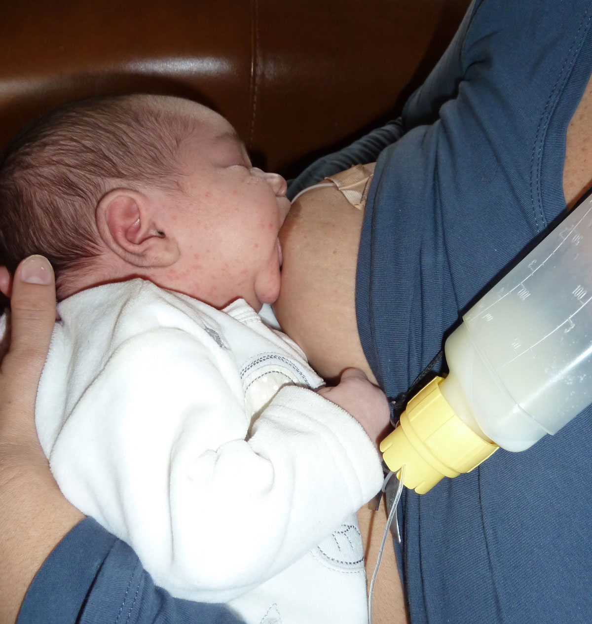 почему новорожденный берет только одну грудь фото 119