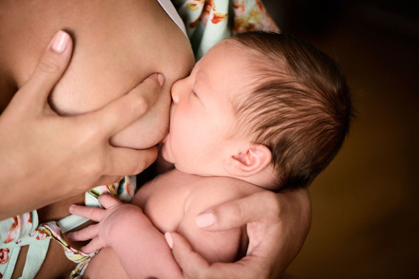 breastfeeding in cradle hold and scissor hold