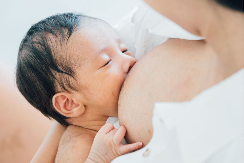 7 Tips For Breastfeeding With Big Boobs, To Get The Extra Support You Need